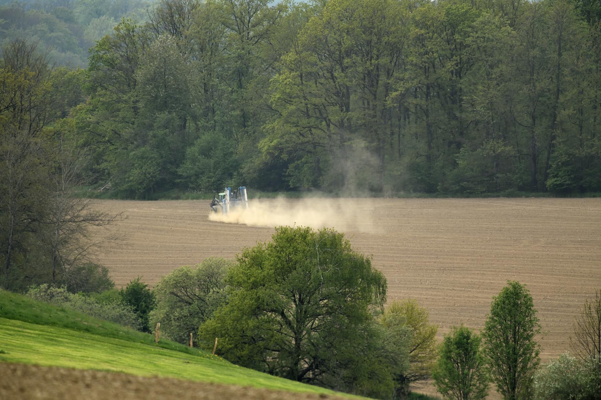 20220505_own_Landwirt bewirtschaftet Feld bei Wipperfuerth_OWL_1042_01_1