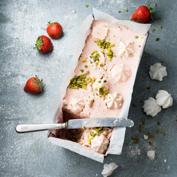 Rezepte für die Erdbeerzeit, hier auf dem Bild ein Semifreddo mit Erdbeeren und Baiser.