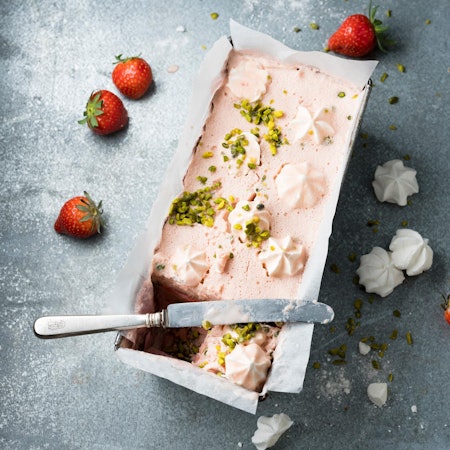 Rezepte für die Erdbeerzeit, hier auf dem Bild ein Semifreddo mit Erdbeeren und Baiser.