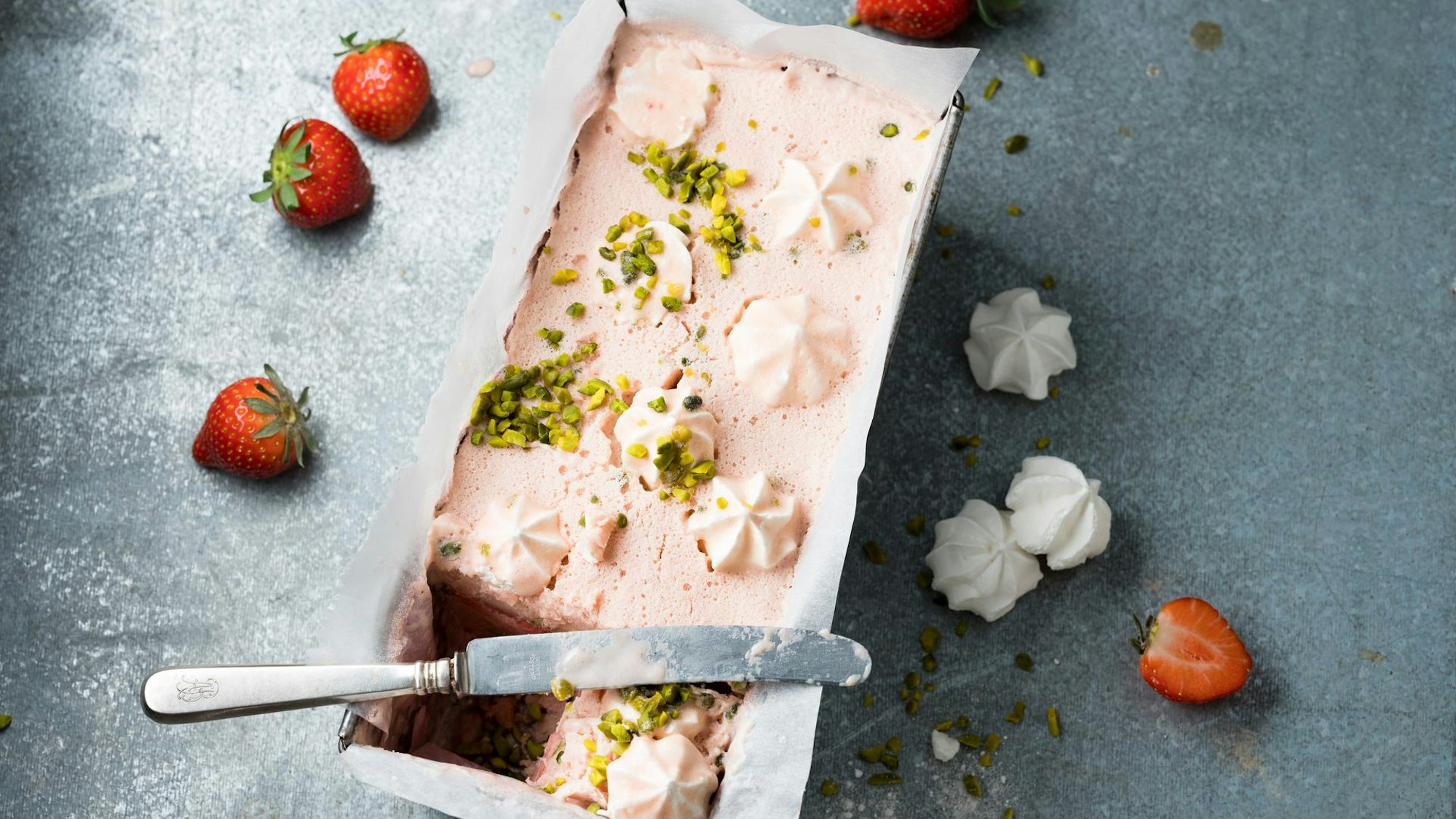 Rezepte für die Erdbeerzeit, hier auf dem Bild ein Semifreddo mit Erdbeeren und Baiser.