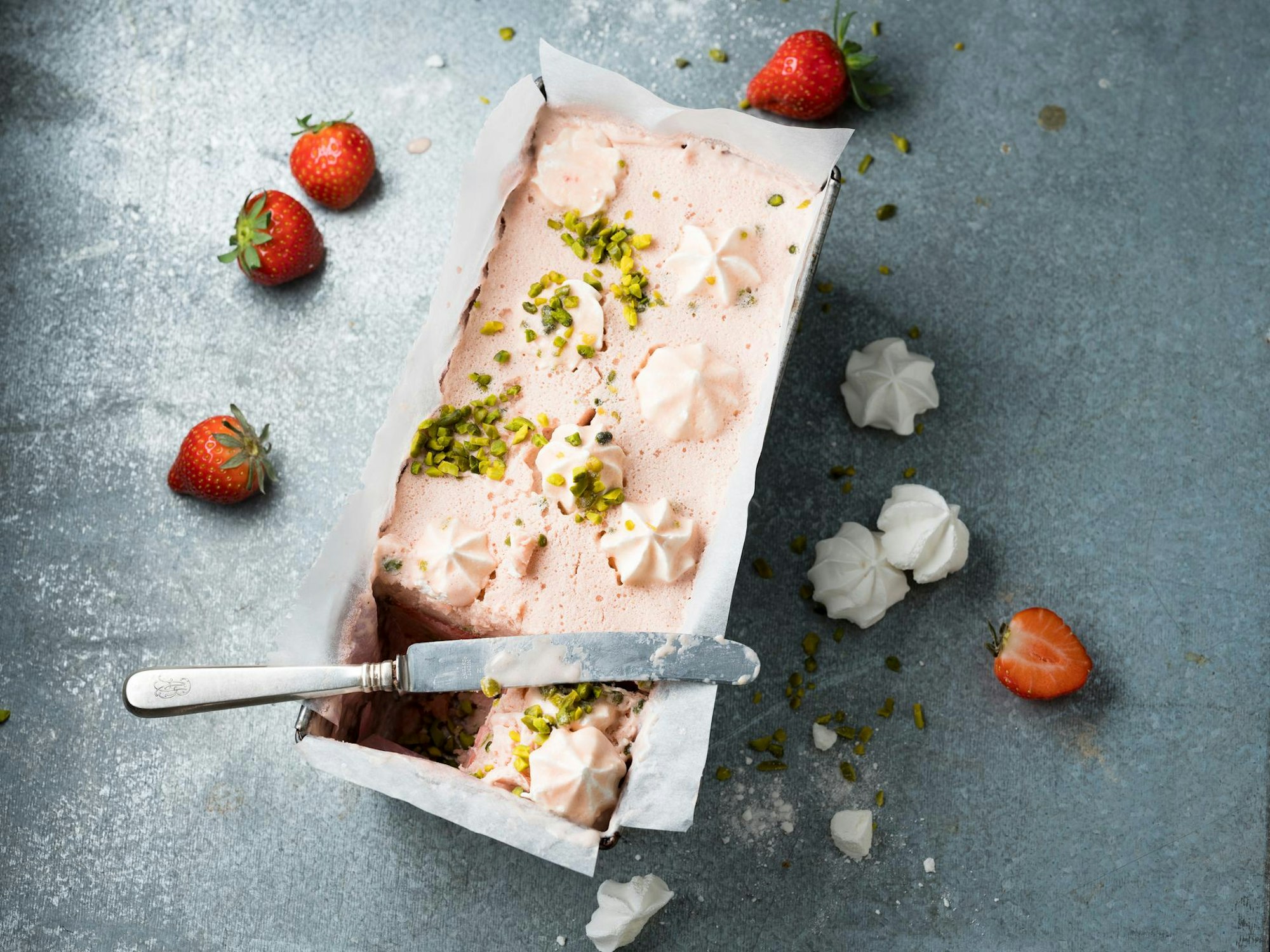 Rezepte für die Erdbeerzeit, hier auf dem Bild ein Semifreddo mit Erdbeeren und Baiser.
