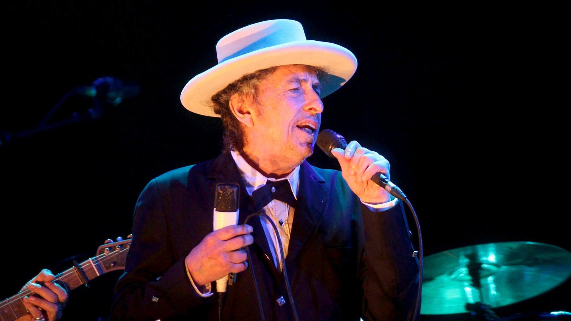 Bob Dylan steht auf der Bühne.