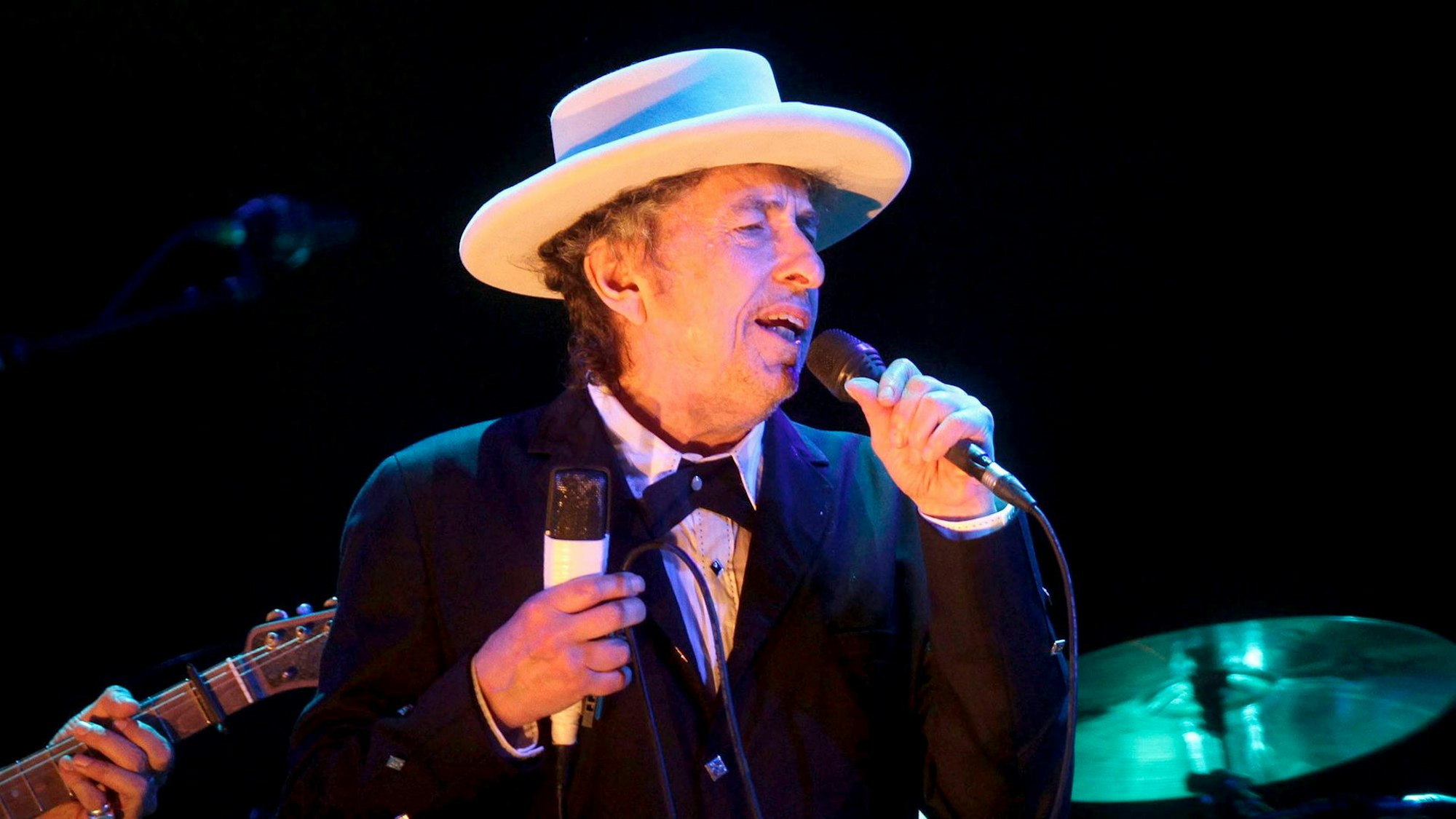 Bob Dylan steht auf der Bühne.