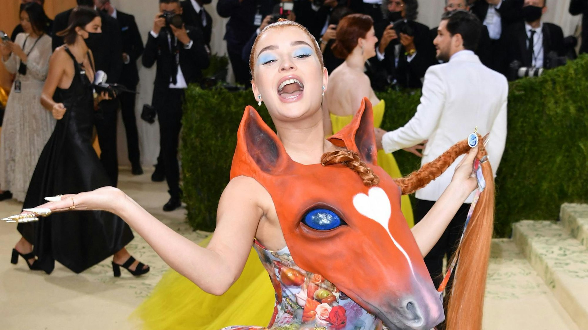 Kim Petras bei einem Auftritt auf dem roten Teppich.