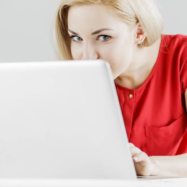 Frau_sitzt_vor_dem_Laptop_Online-Dating
