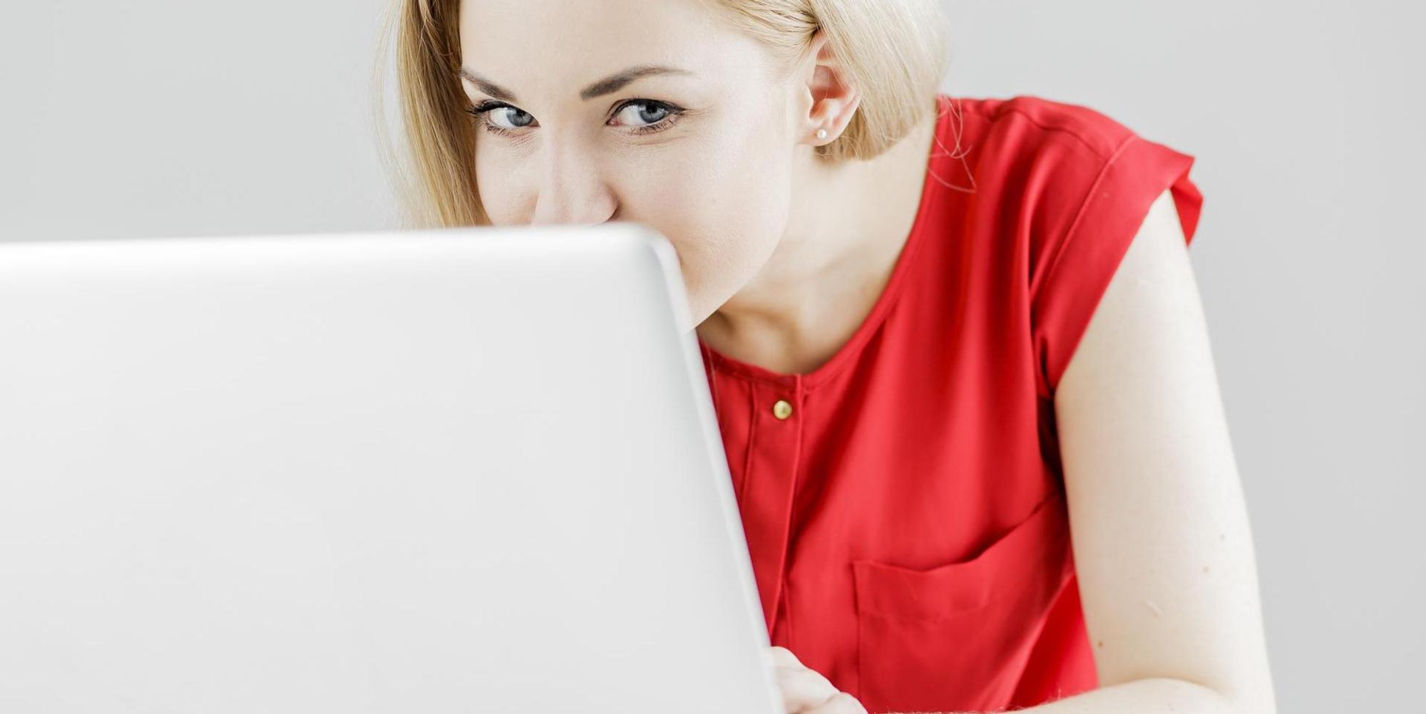 Frau_sitzt_vor_dem_Laptop_Online-Dating