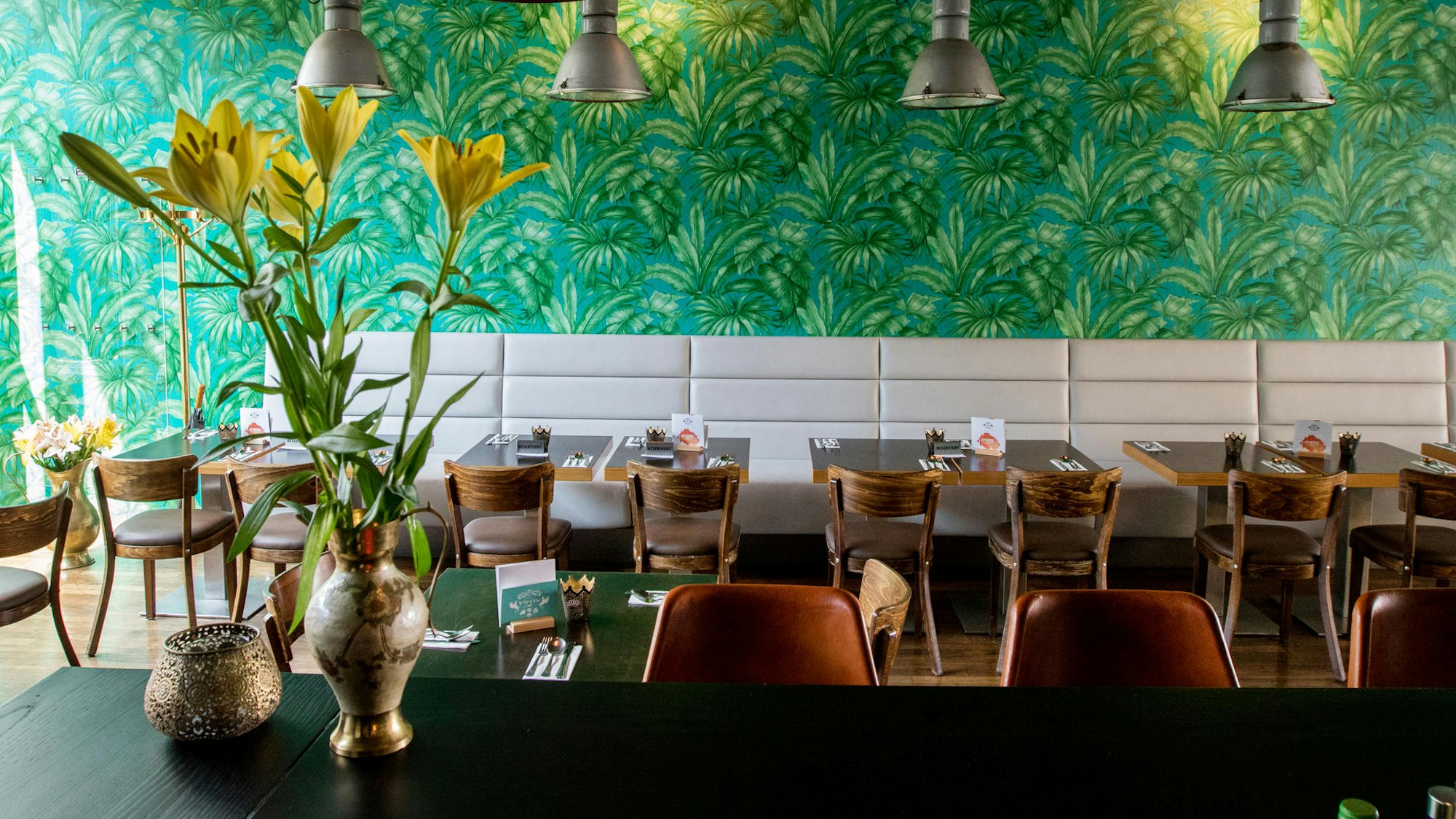 Freundliche und helle Einrichtung im Masala Empire.