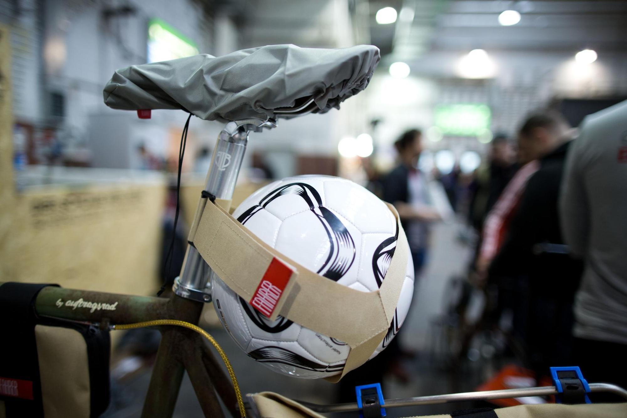 Fahrrad mit Fußball hinten dran Foto