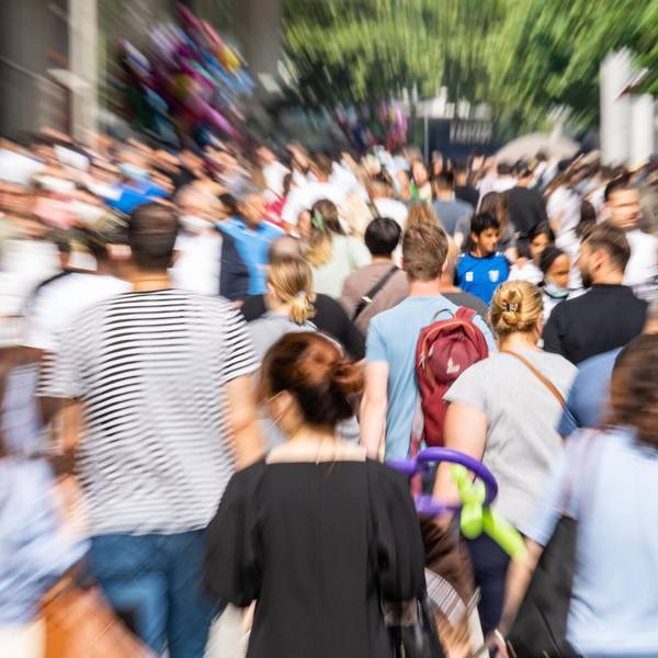 Fußgängerzone viele Menschen