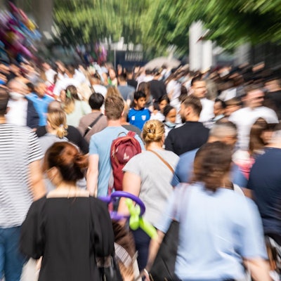 Fußgängerzone viele Menschen
