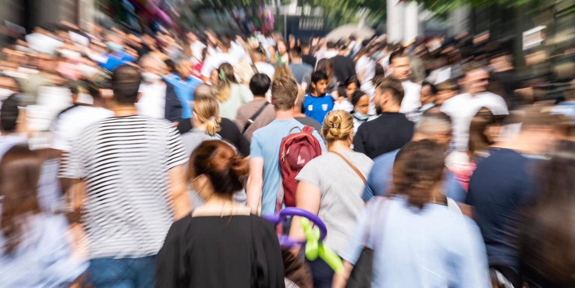 Fußgängerzone viele Menschen