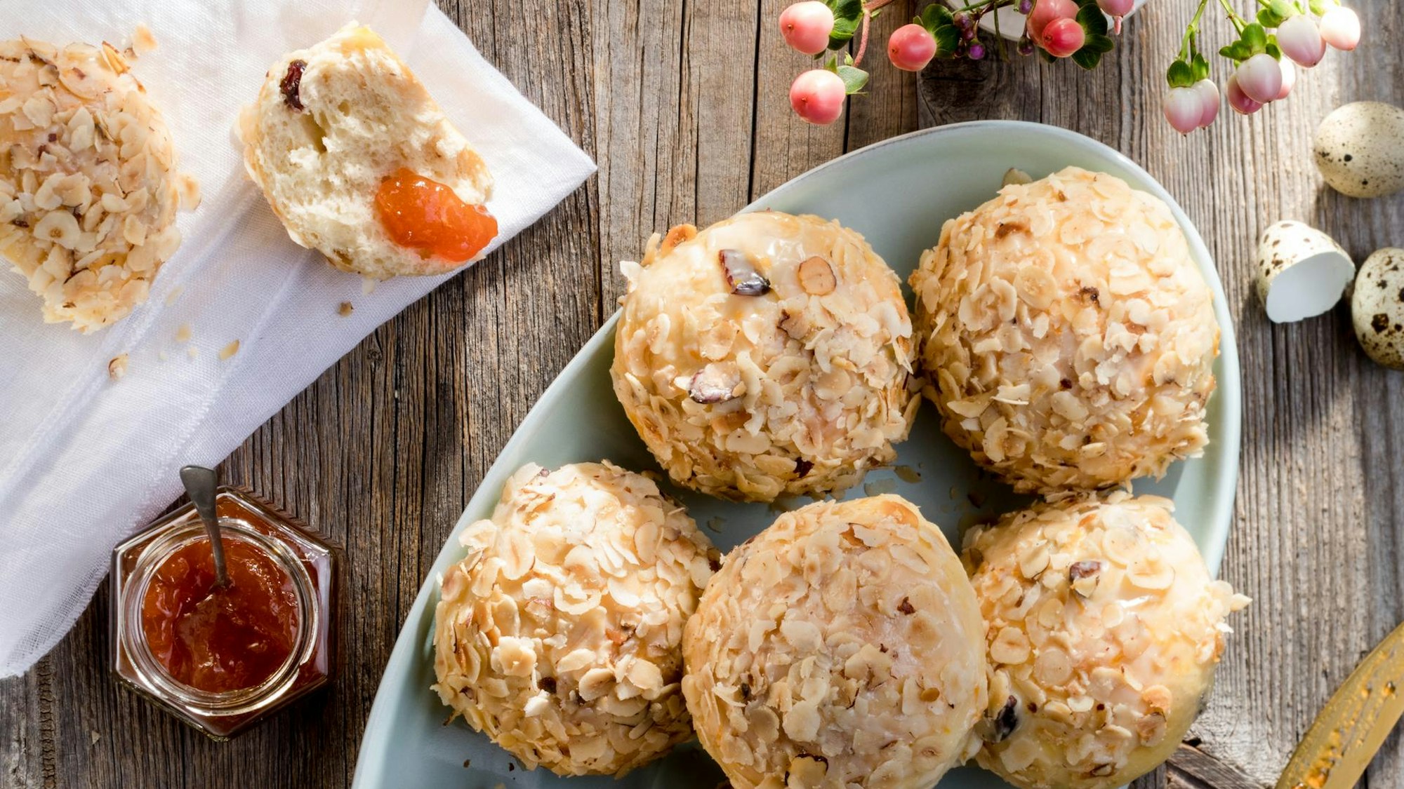 Hefeweckchen mit Cranberrys, Orangen und Haselnüssen.