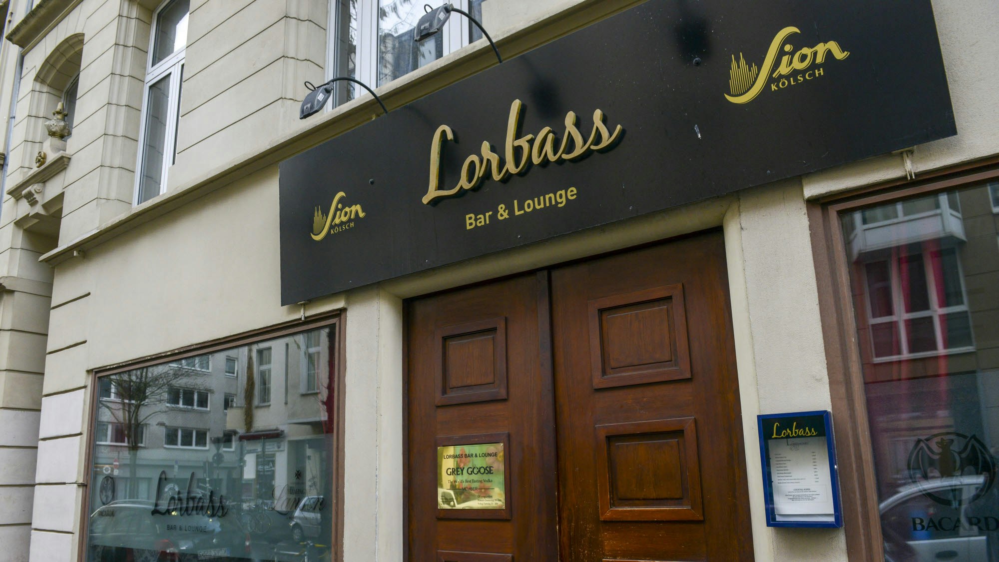 Außenansicht vom Eingang einer Bar