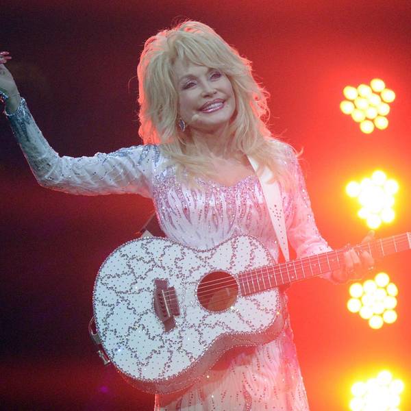 Dolly Parton auf der Bühne.