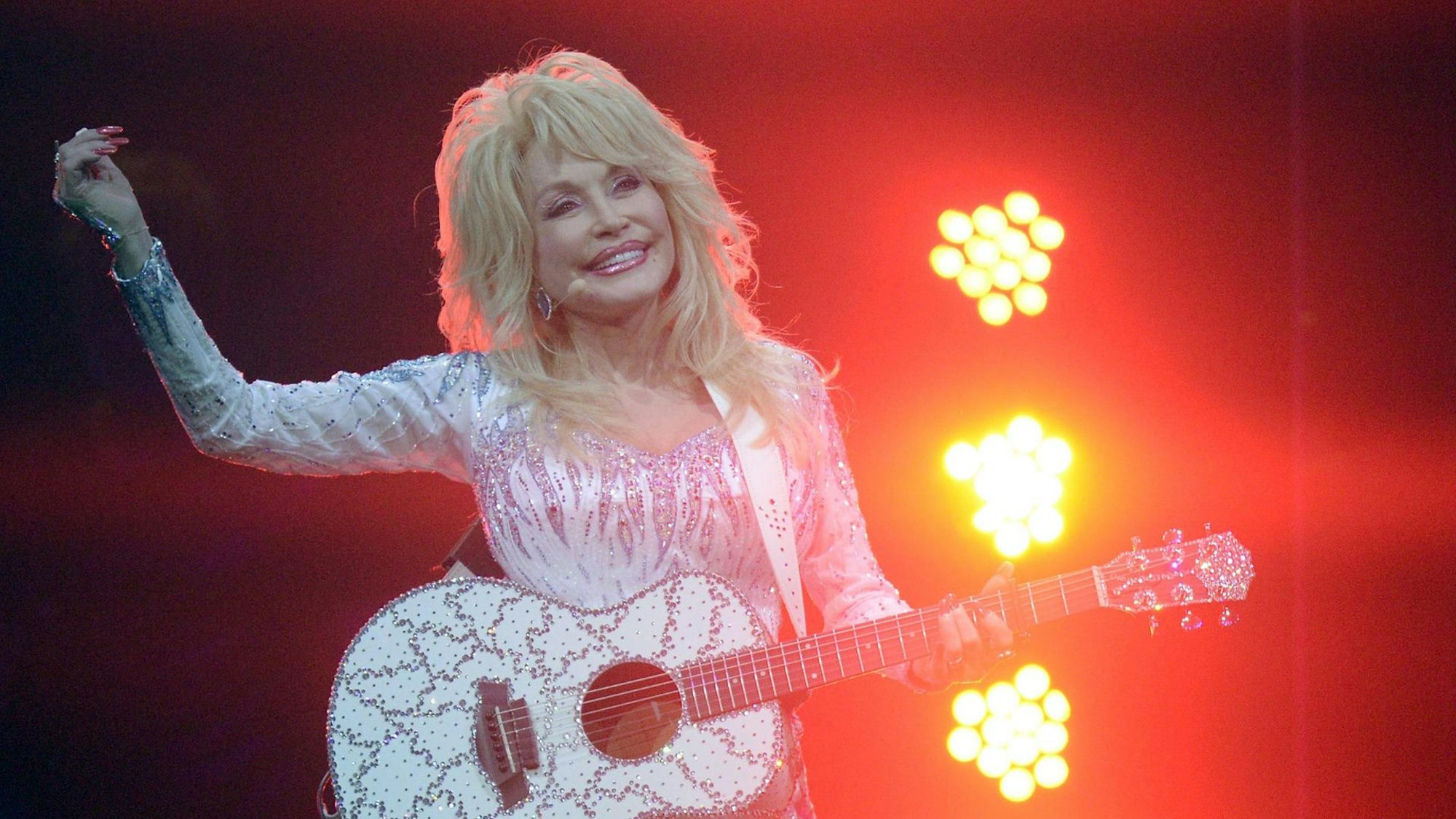 Dolly Parton bei einem Konzert auf der Bühne.
