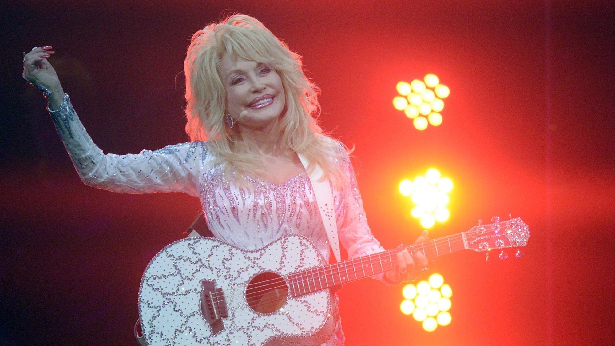Dolly Parton auf der Bühne.