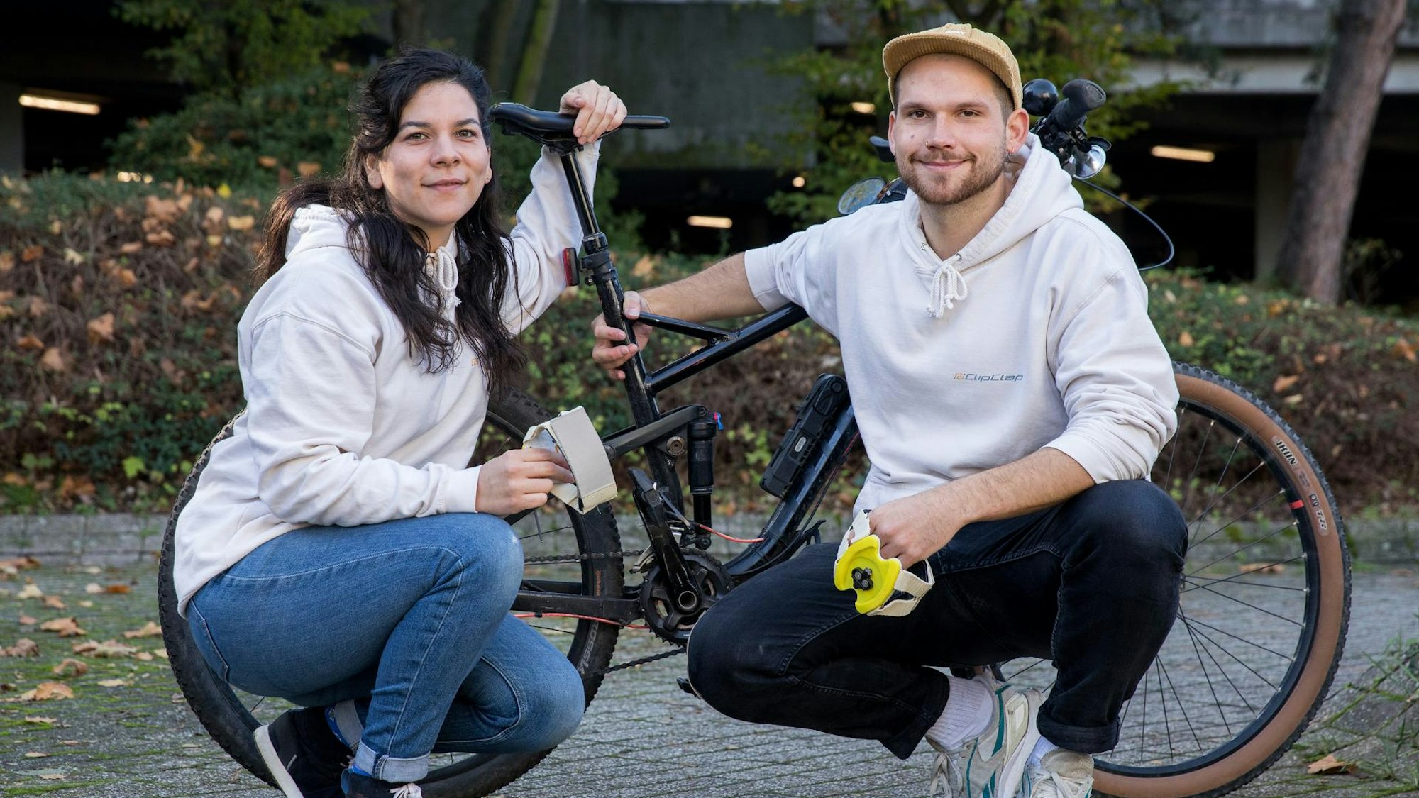 Verónica Rodríguez Villarreal und Jannik Reker haben sich im Masterstudiengang Produktdesign an der TH Köln kennengelernt und das Start-up ClipClap gegründet.