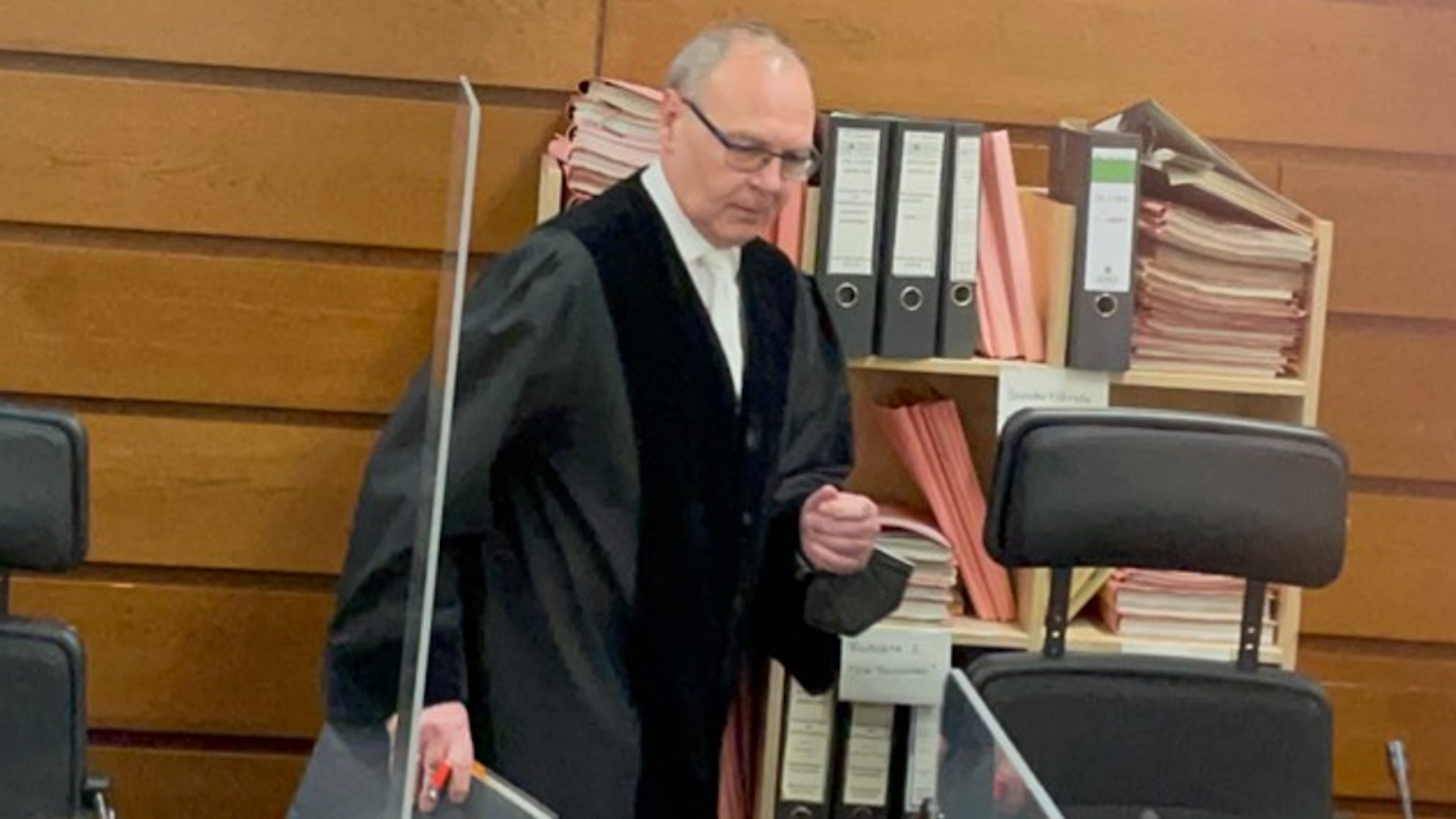 Richter Jörg Michael Bern in Richterrobe auf dem Weg zu seinem Stuhl.