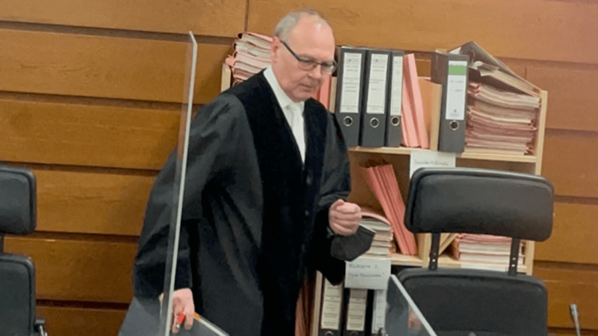 Richter Jörg Michael Bern in Richterrobe auf dem Weg zu seinem Stuhl.
