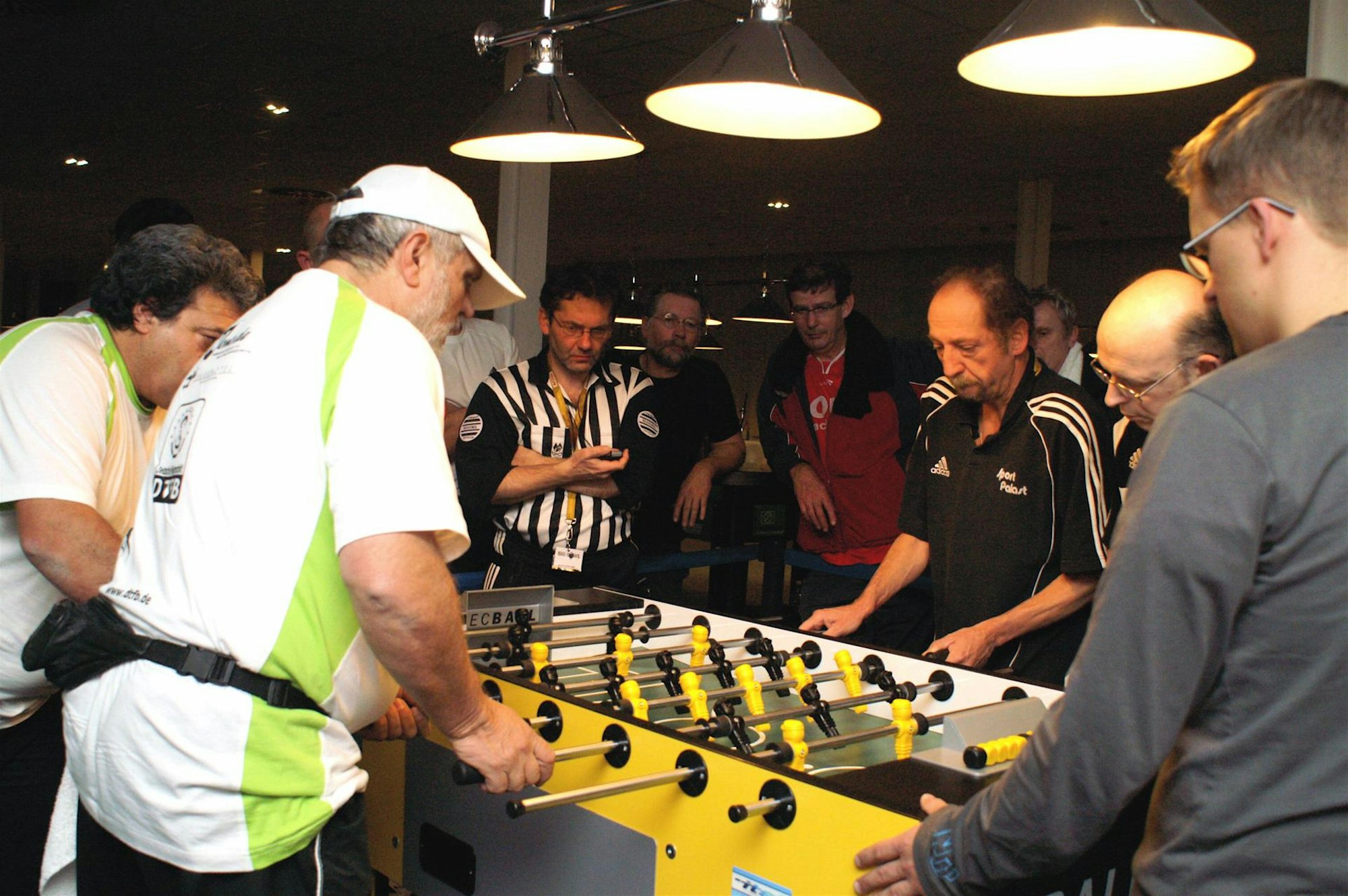 Kickern mit Schiri im grünfeld beim turnier