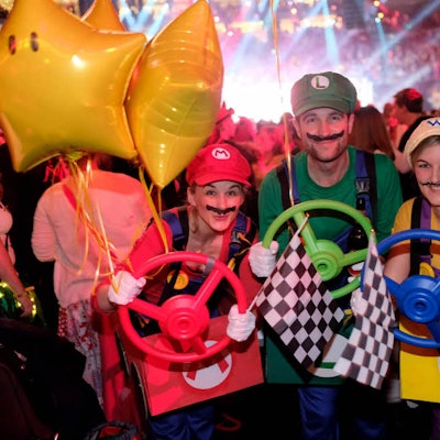 Verkleidete Super-Mario-Fans feiern bei der „Lachenden Kölnarena“.