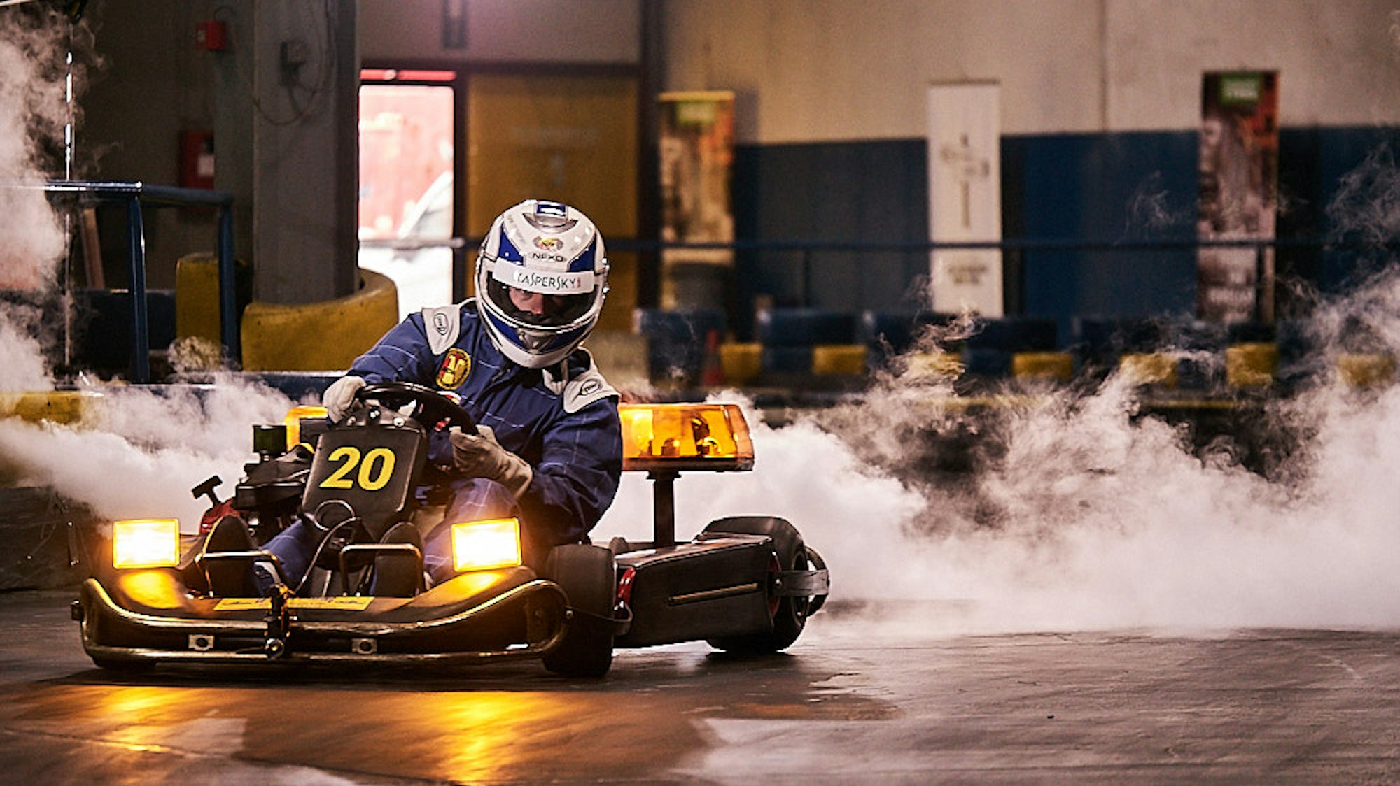 Man fährt auf einer Kartbahn