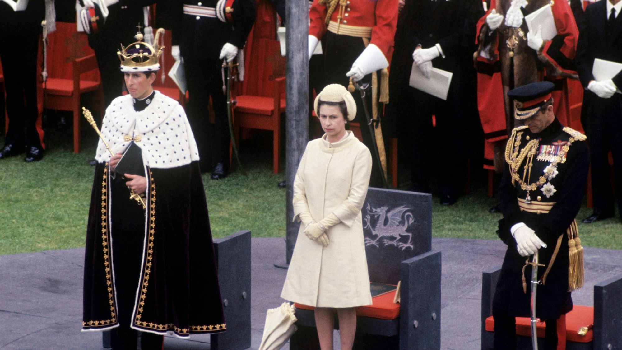 Queen Elizabeth II. und ihr Sohn Prinz Charles bei der offiziellen Ernennung zum Prince of Wales.