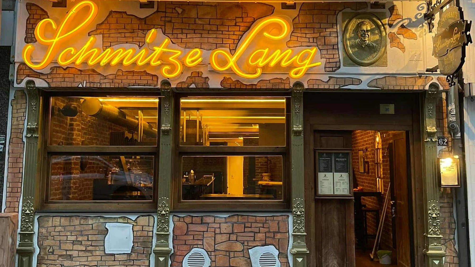 Häuserfront des Brauhauses Schmitze Lang auf der Severinstraße.