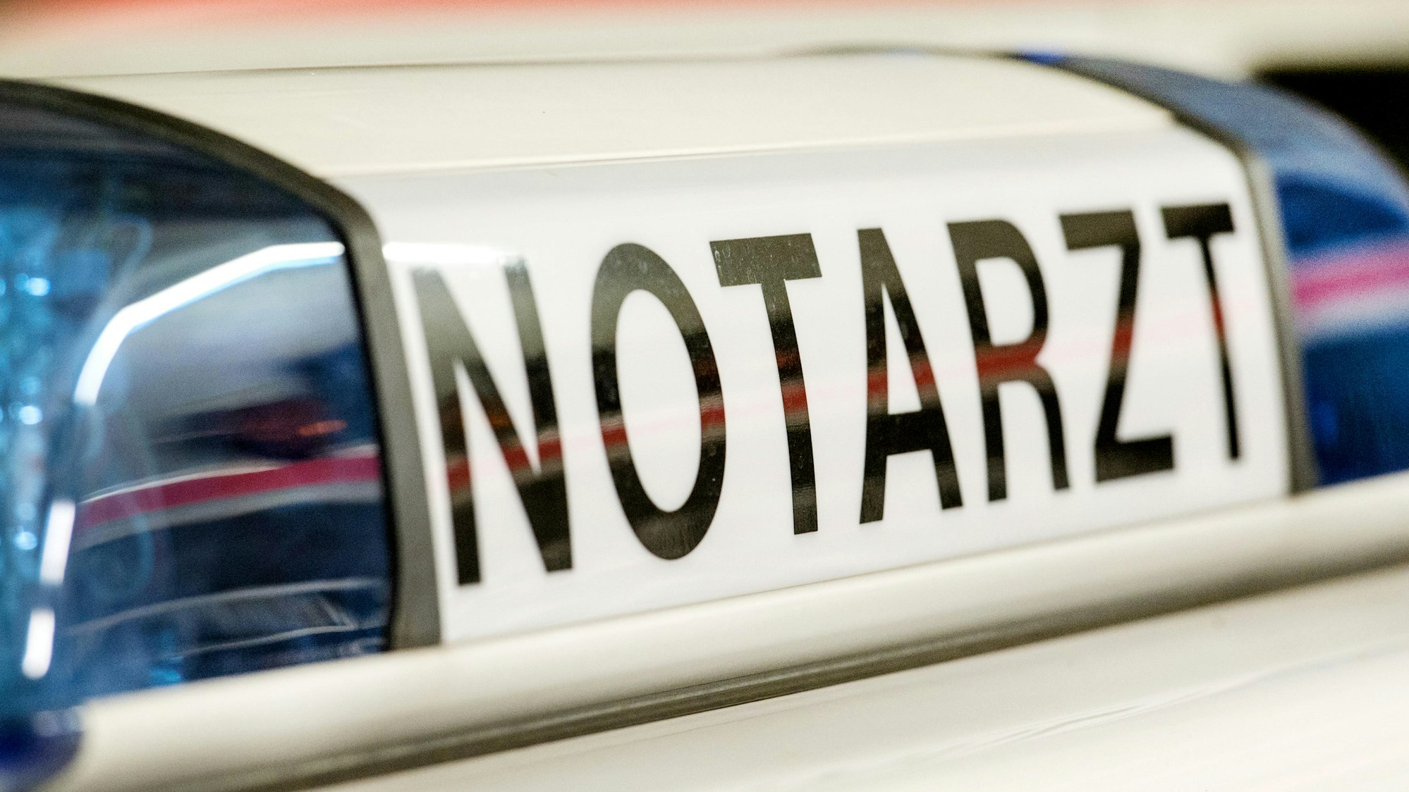 Das Blaulicht eines Notarztwagens mit der Beschriftung Notarzt.