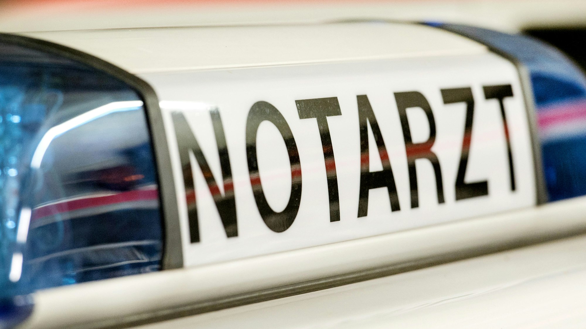 Das Blaulicht eines Notarztwagens mit der Beschriftung Notarzt.