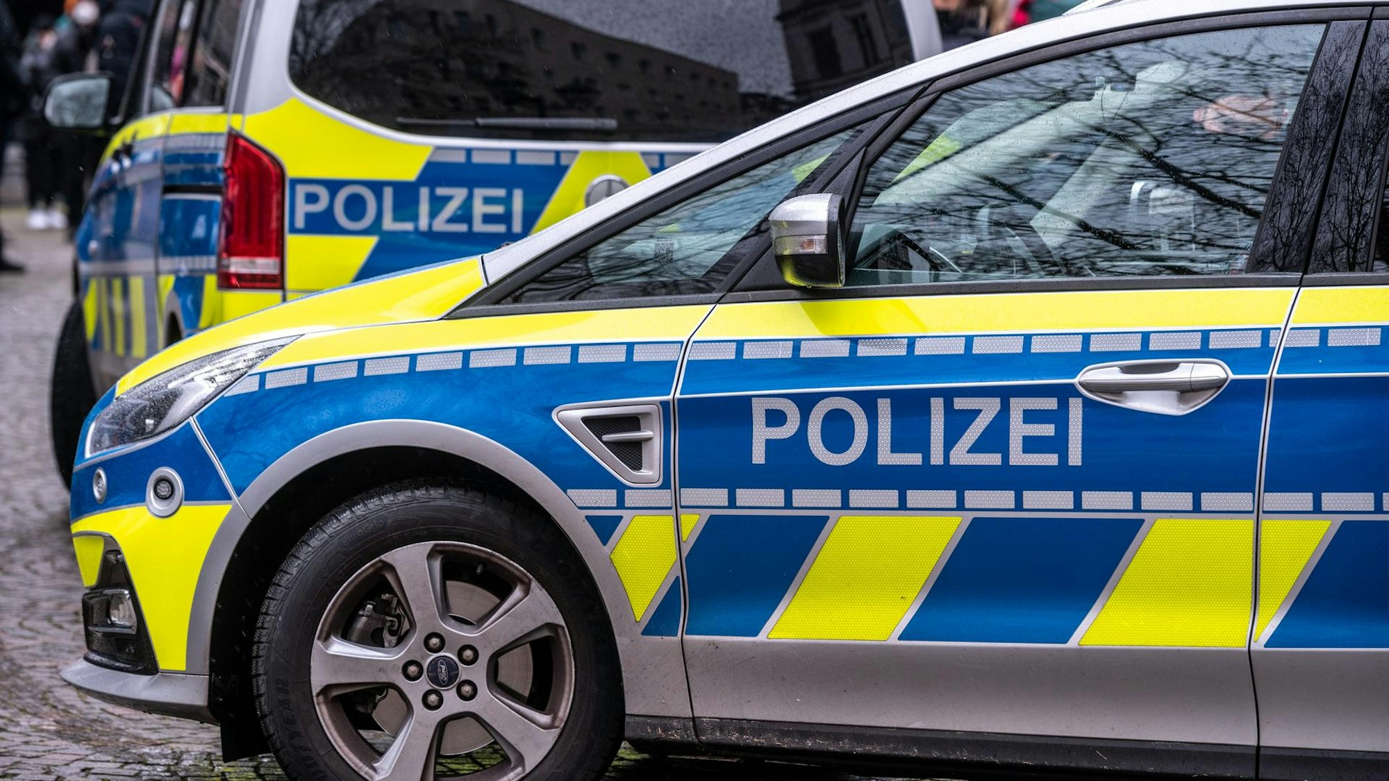 SymbolbilDas Bild ist ein Symbolfoto und zeigt zwei Polizeiautos.