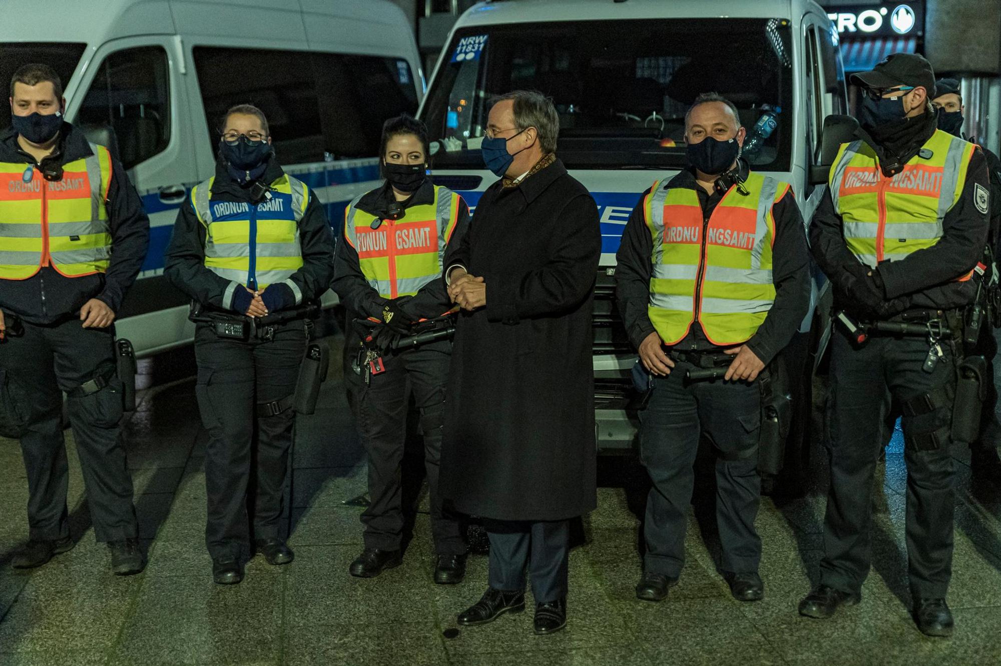 Roll mit Polizisten