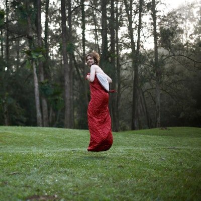 Mann huepft im Schlafsack Getty