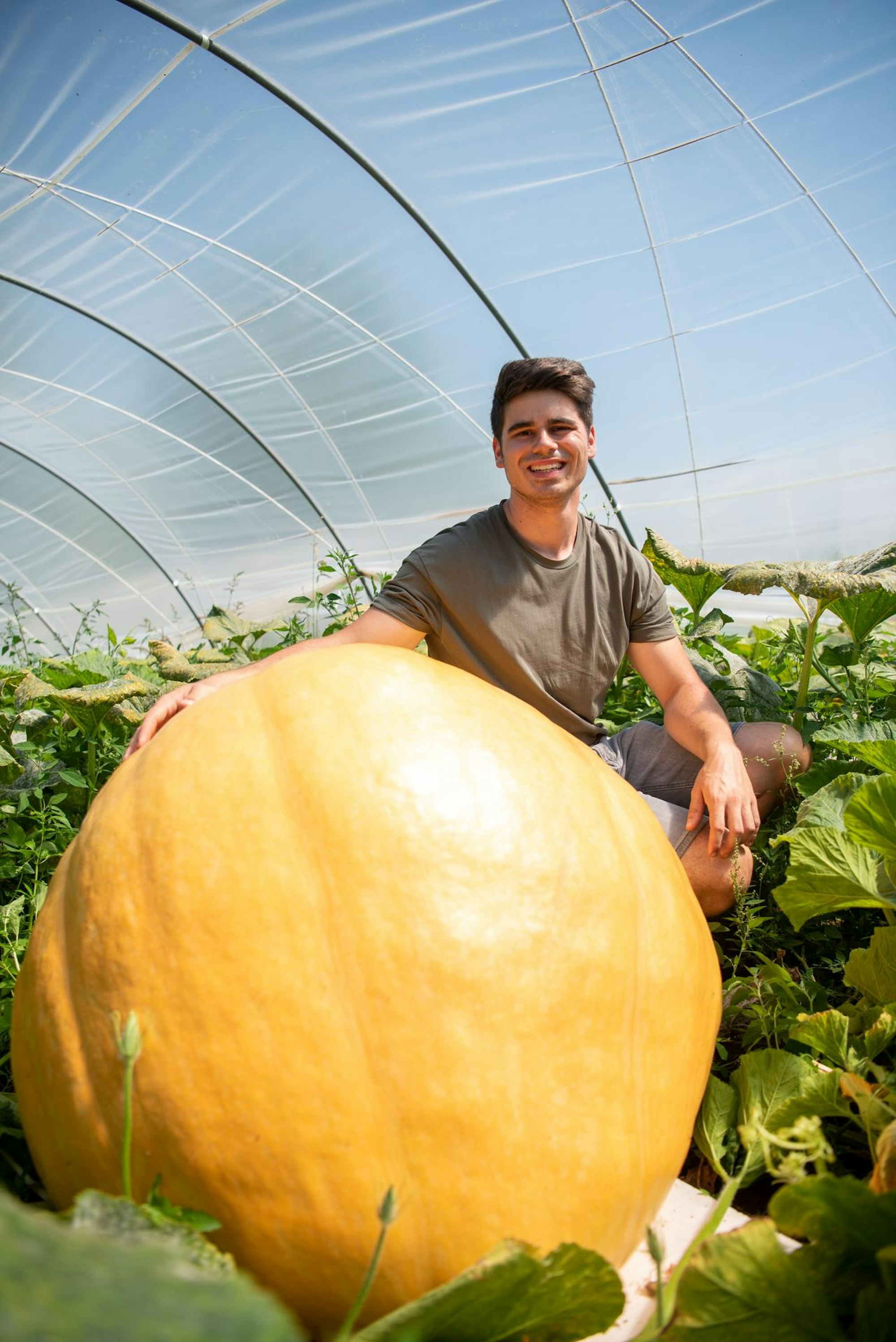 Max Bieger mit einem seiner Riesenkürbisse