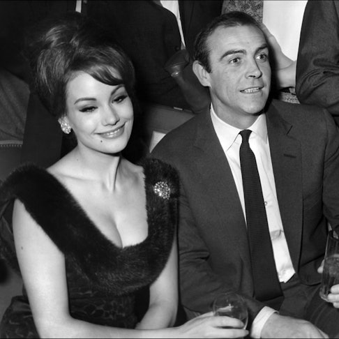 Claudine Auger neben Sean Connery