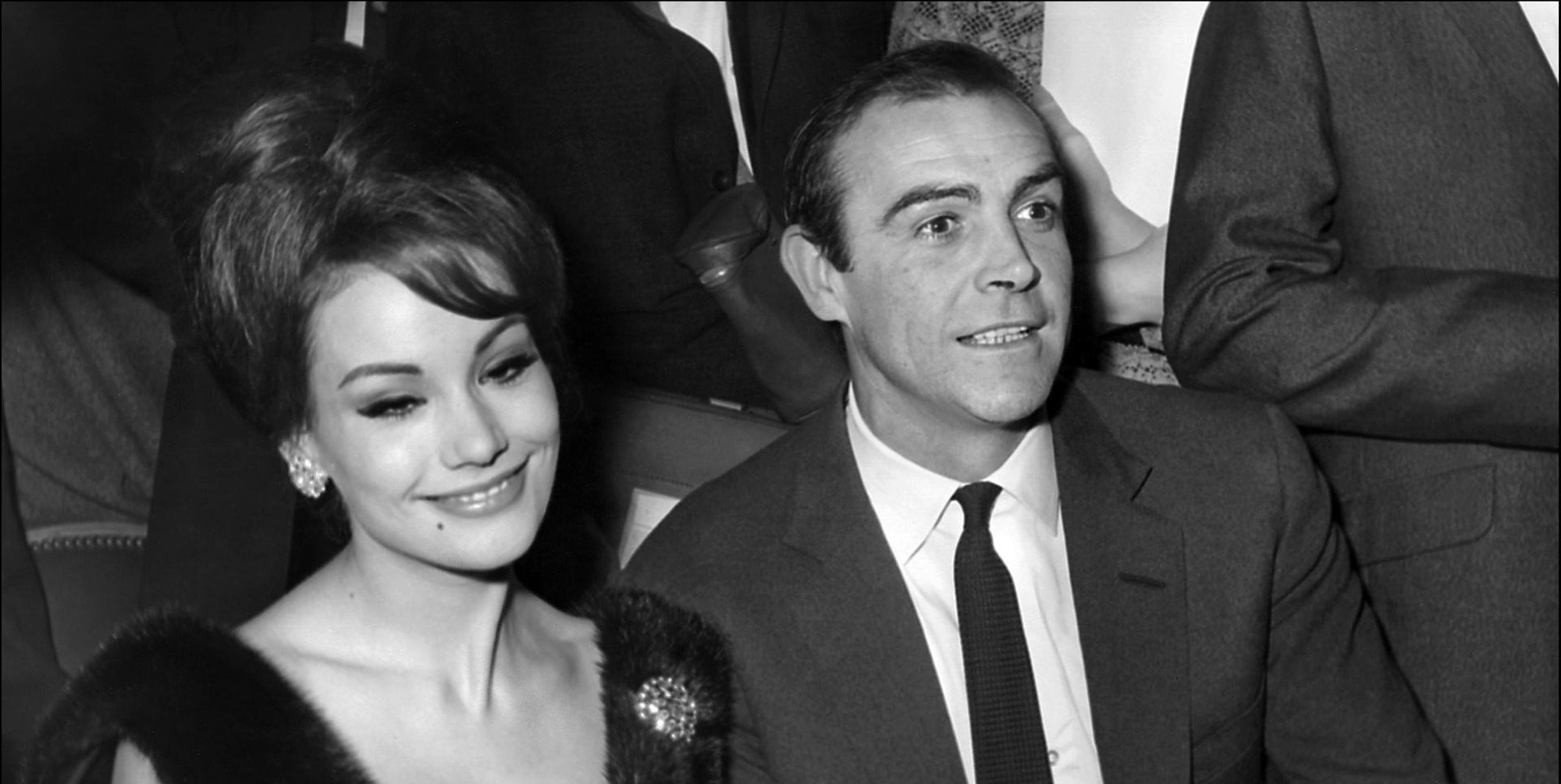 Claudine Auger neben Sean Connery
