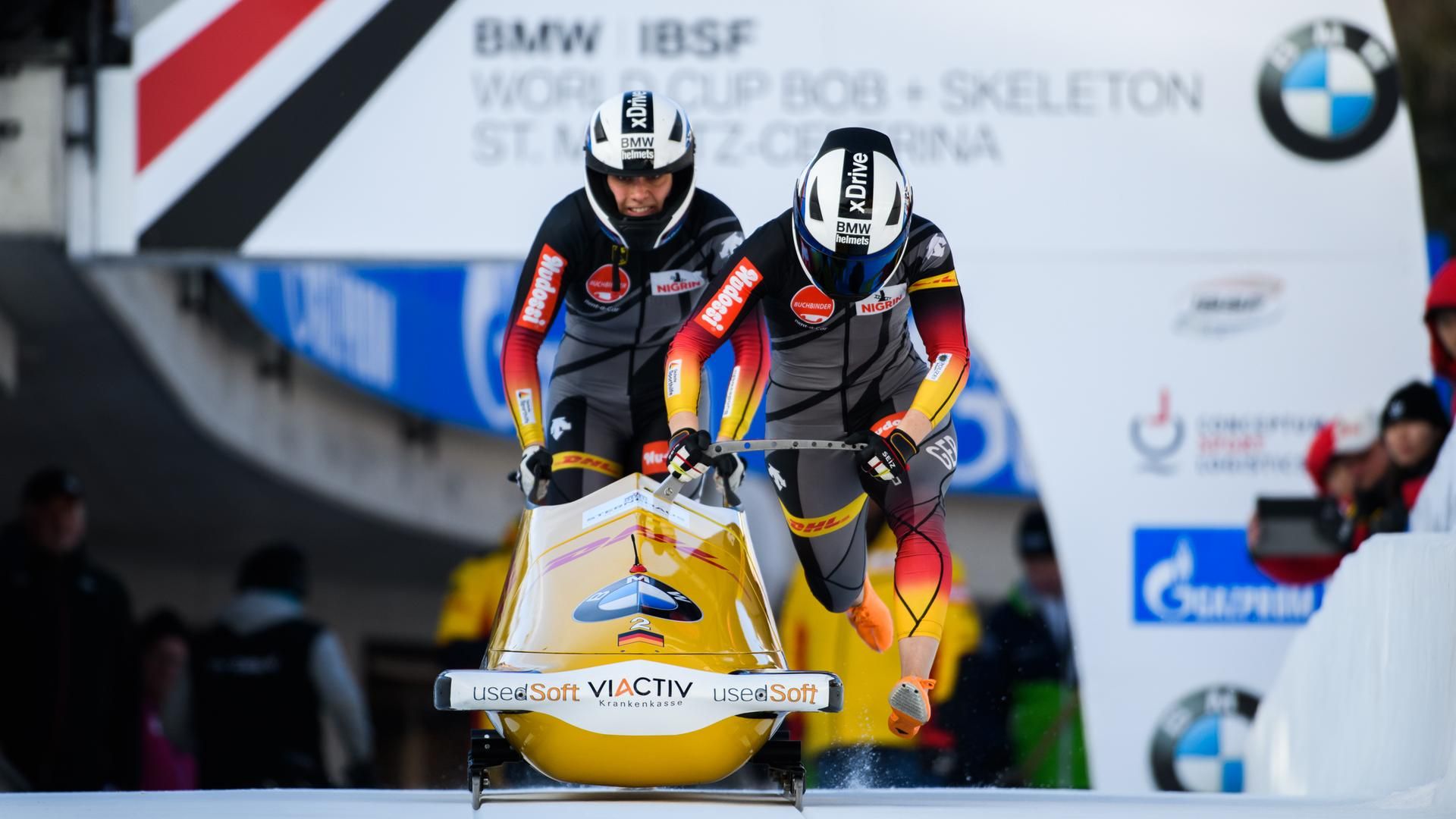 Leonie Fiebig (r.) und Pilotin Stephanie Schneider