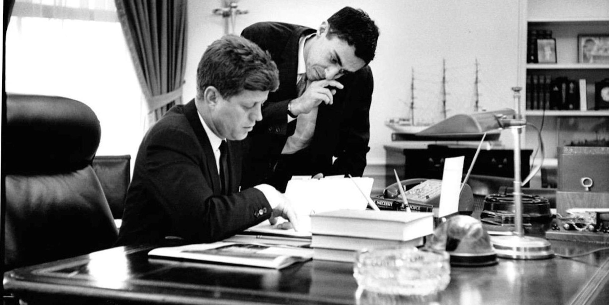 Schildgen_JFK_am_Schreibtisch