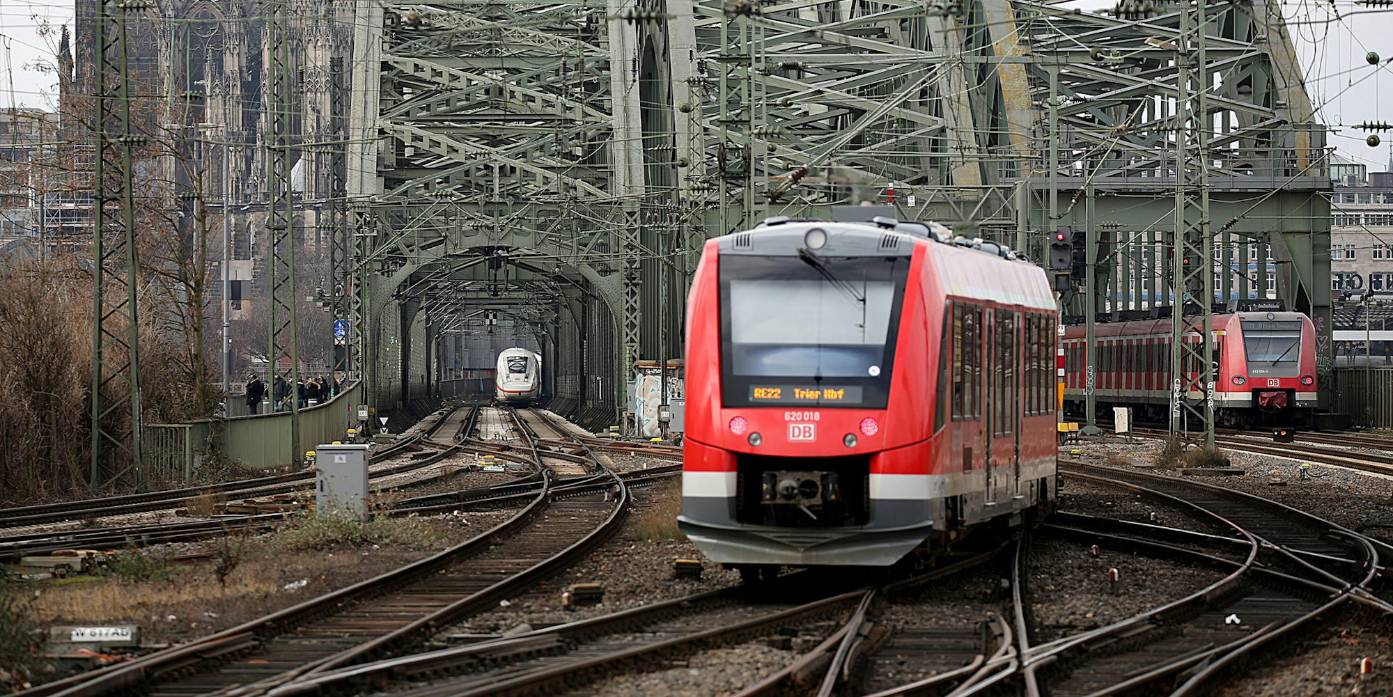 SBahn auf Hohenzollernbrücke