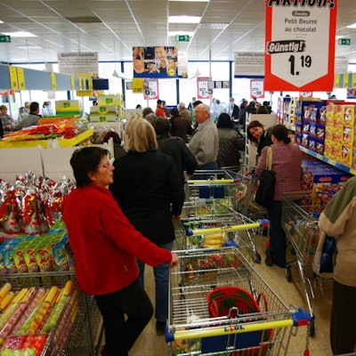 Schlange im Supermarkt