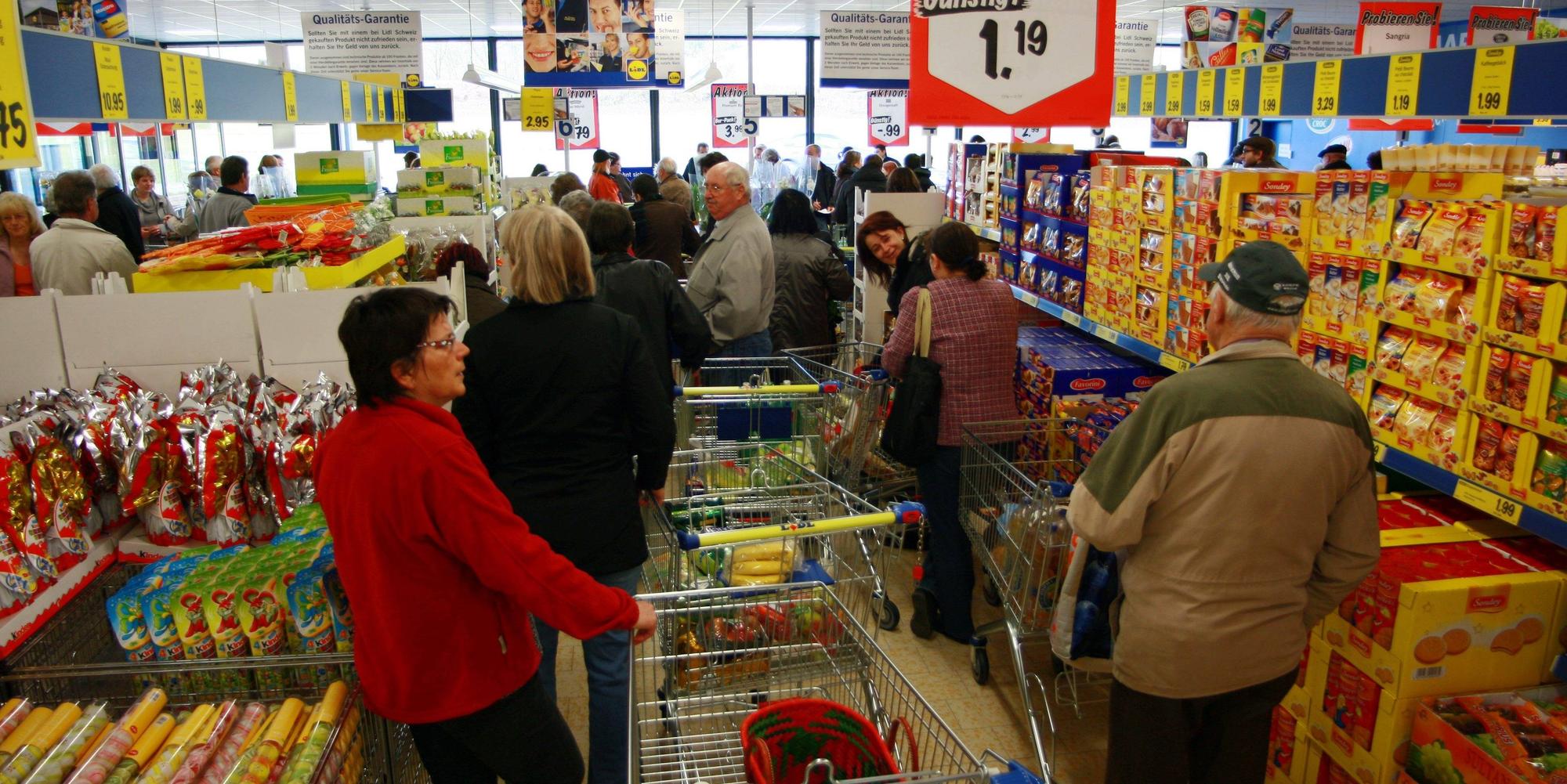 Schlange im Supermarkt
