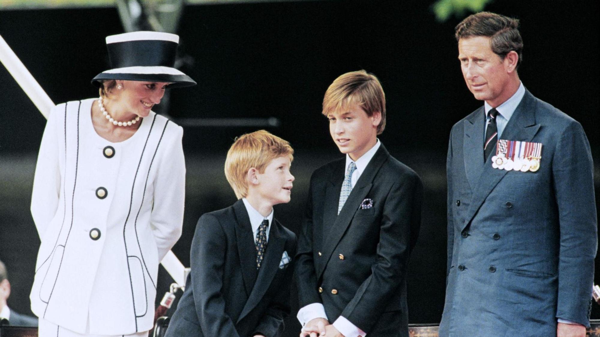 Prinzessin Diana mit William und Harry, rechts daneben Charles, heute König von Großbritannien.