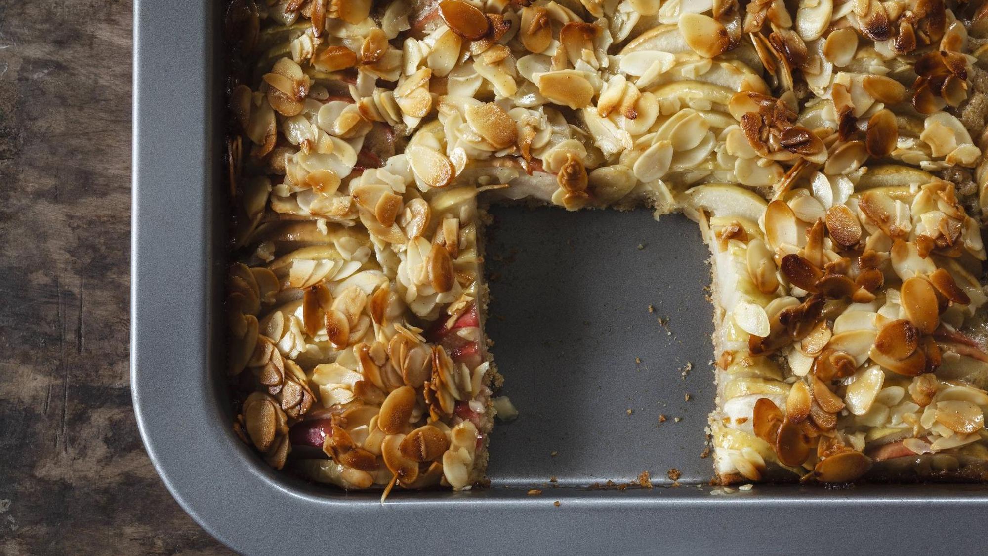 Apfelkuchen auf einem Backblech