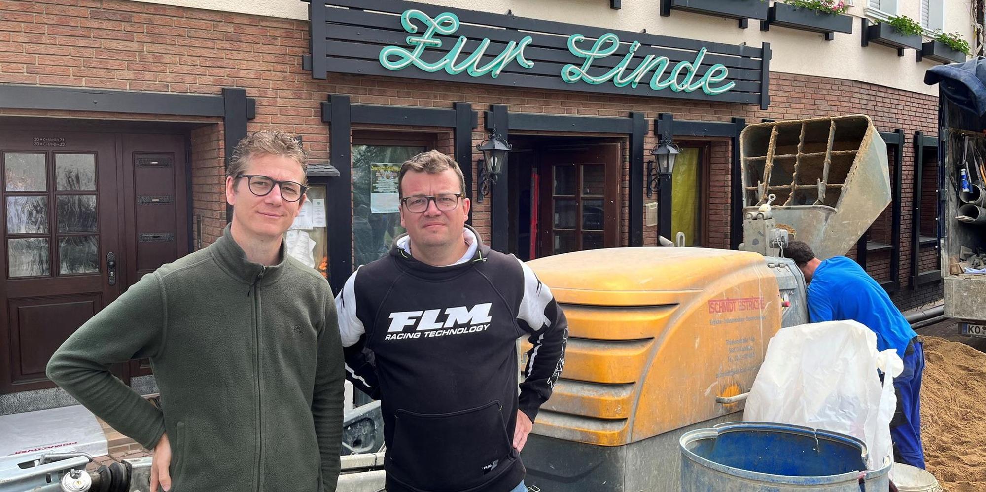 Andreas_und_Thomas_Reichelt_vor_dem_Gasthof_Zur_Linde_in