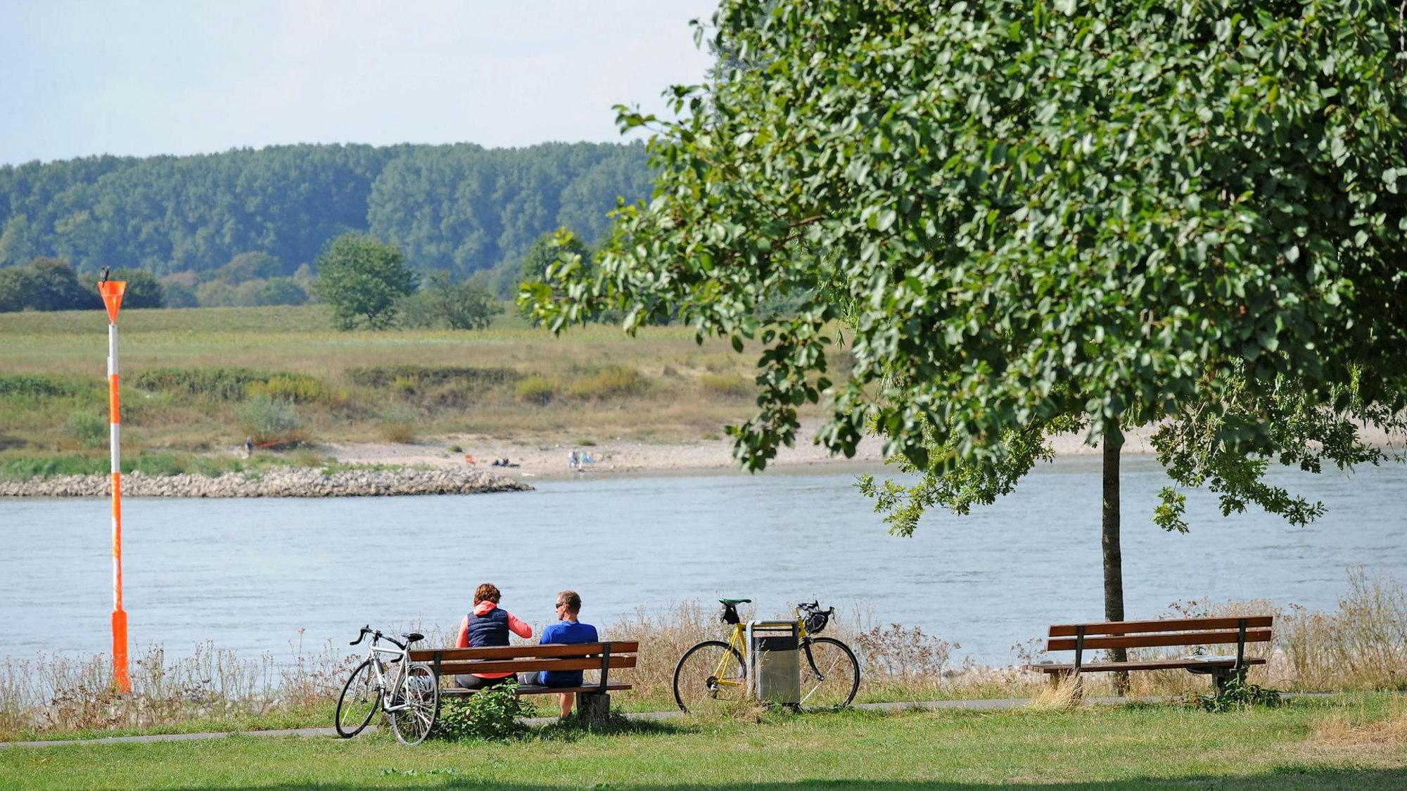 Fahrradfahren machen am Rheinufer Pause