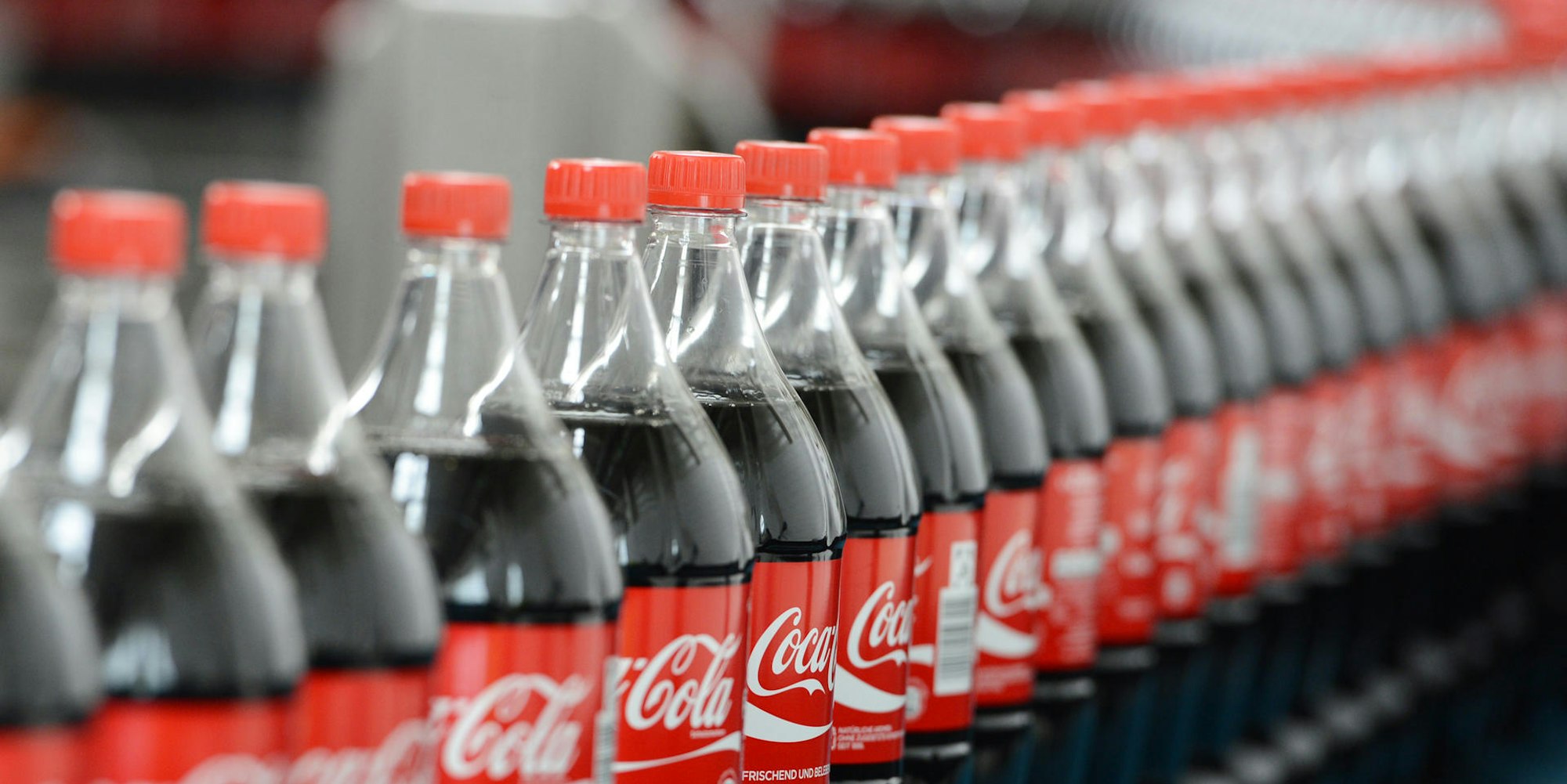 Cola Flaschen Reihe dpa