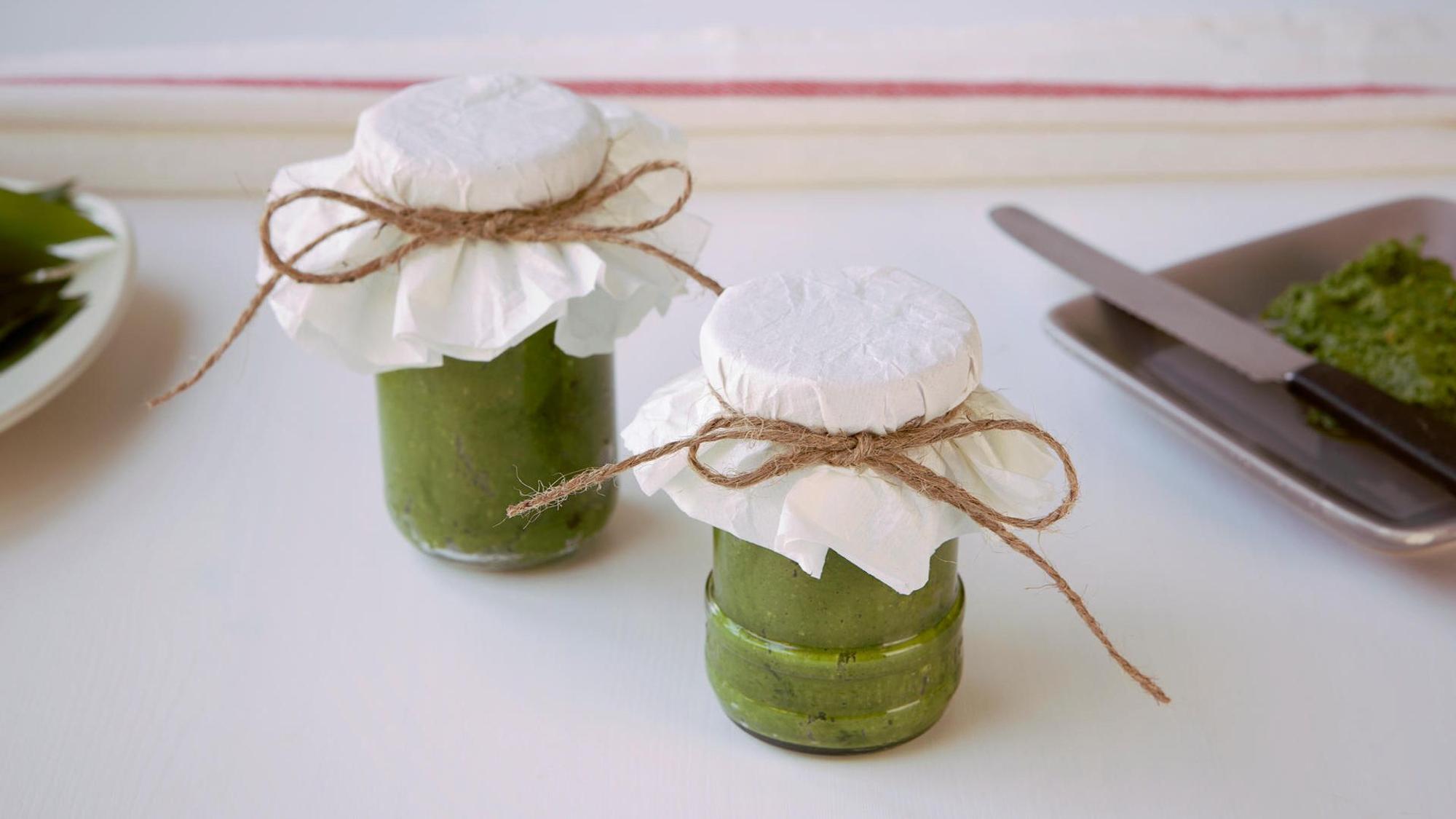 Grünes Pesto ist ein Traumpartner für Pasta.