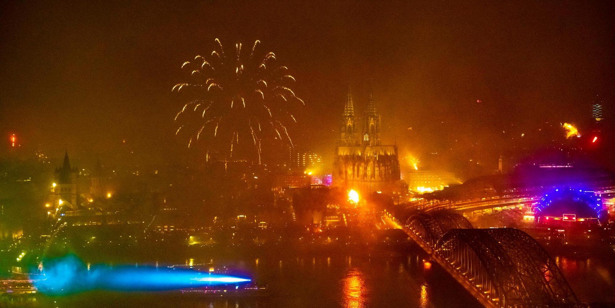 Köln Feuerwerk WEISER 1