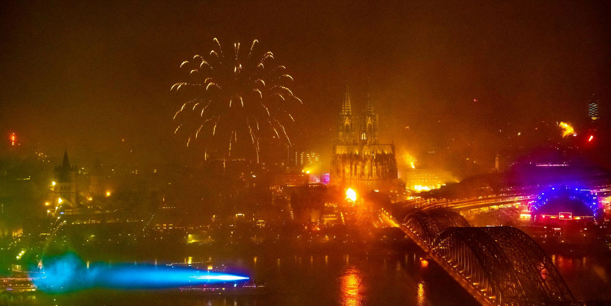 Köln Feuerwerk WEISER 1