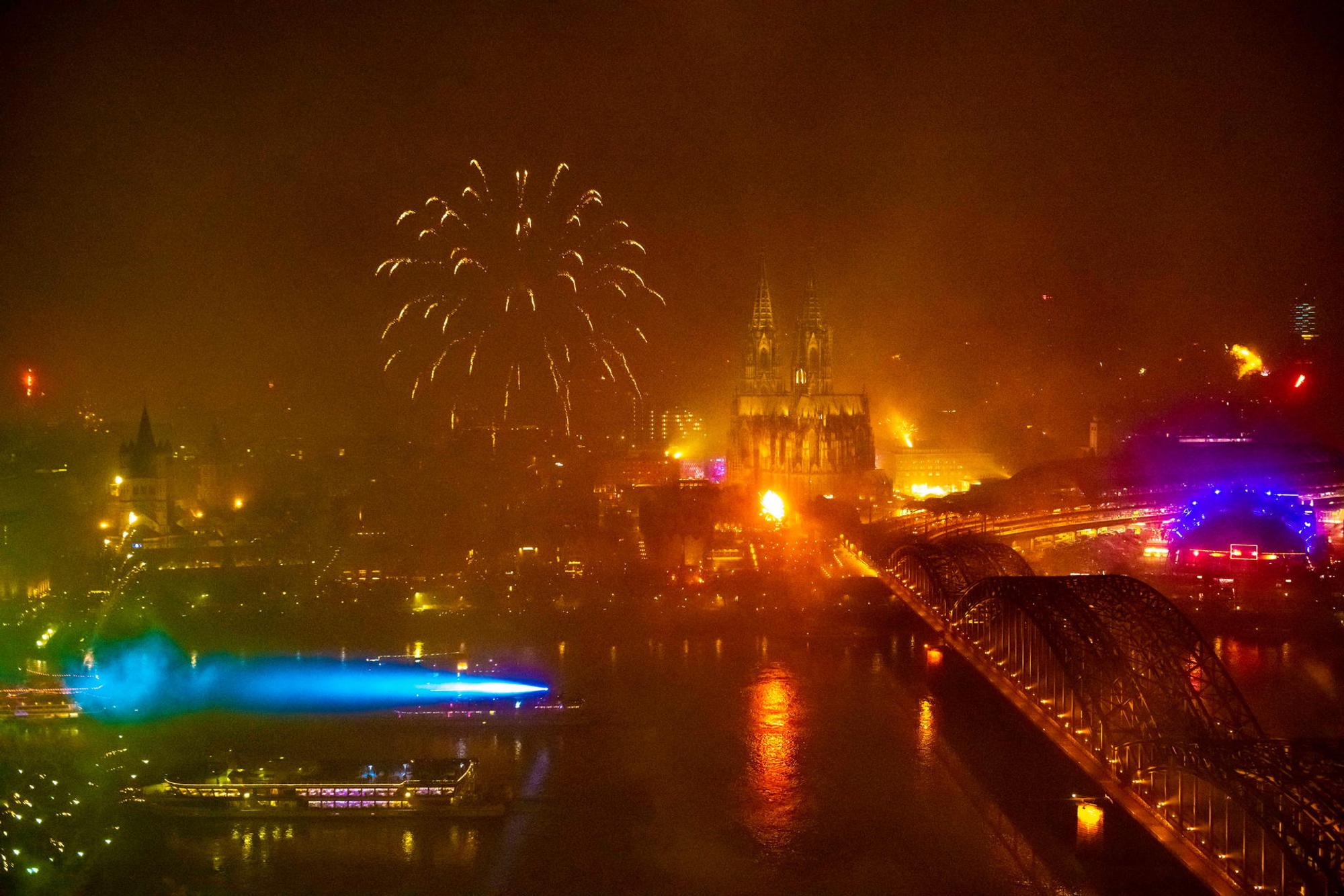 Köln Feuerwerk WEISER 1